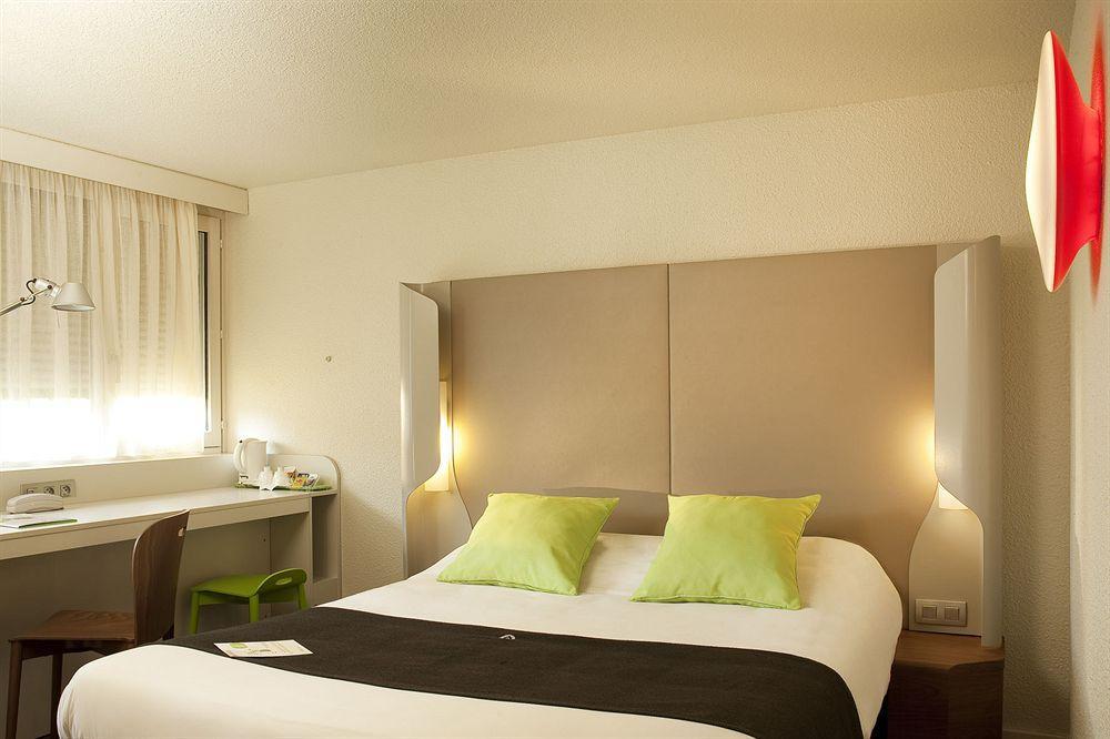 Hotel Campanile Lyon Est Aeroport Saint Exupery Zewnętrze zdjęcie