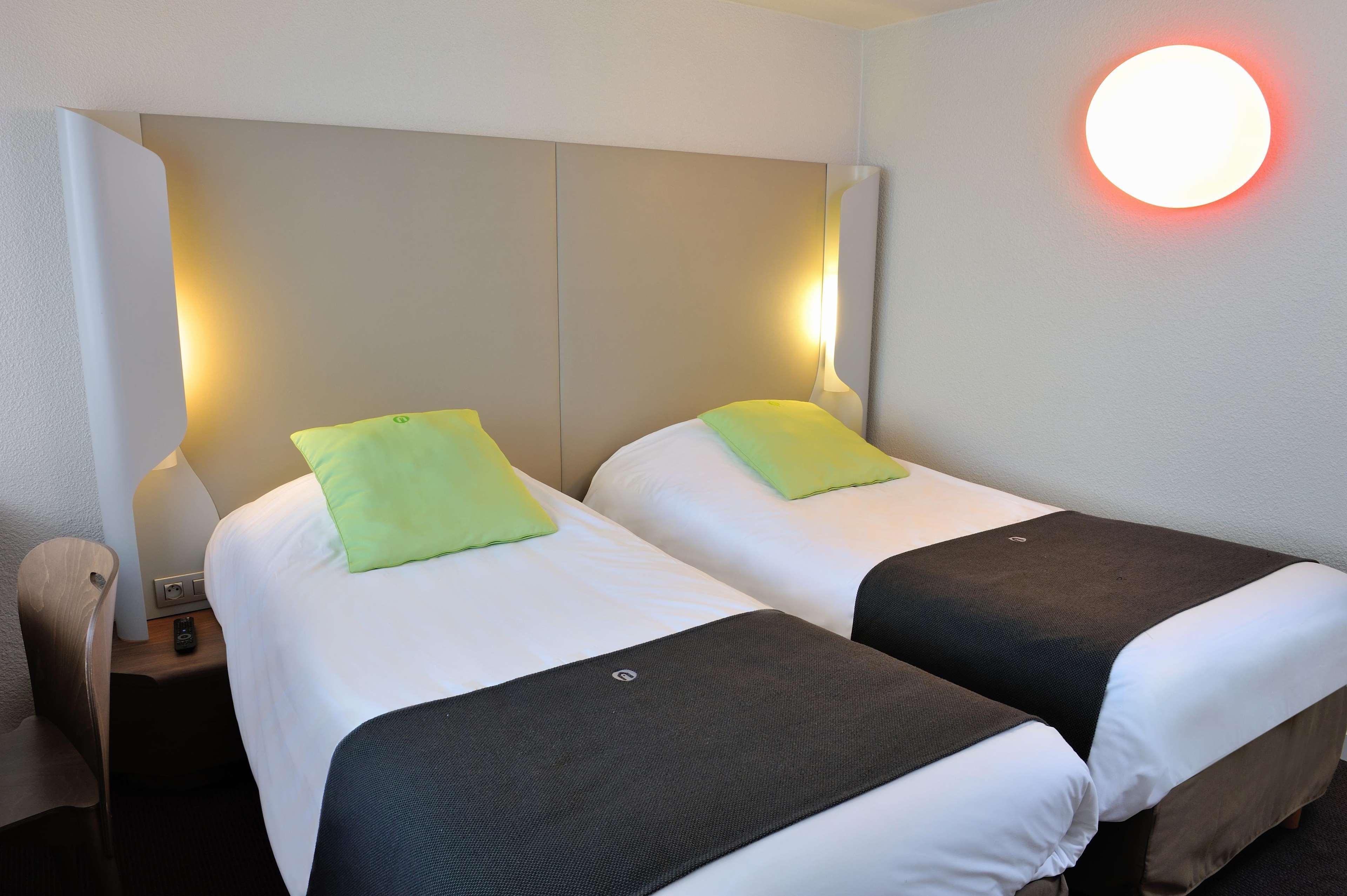 Hotel Campanile Lyon Est Aeroport Saint Exupery Zewnętrze zdjęcie
