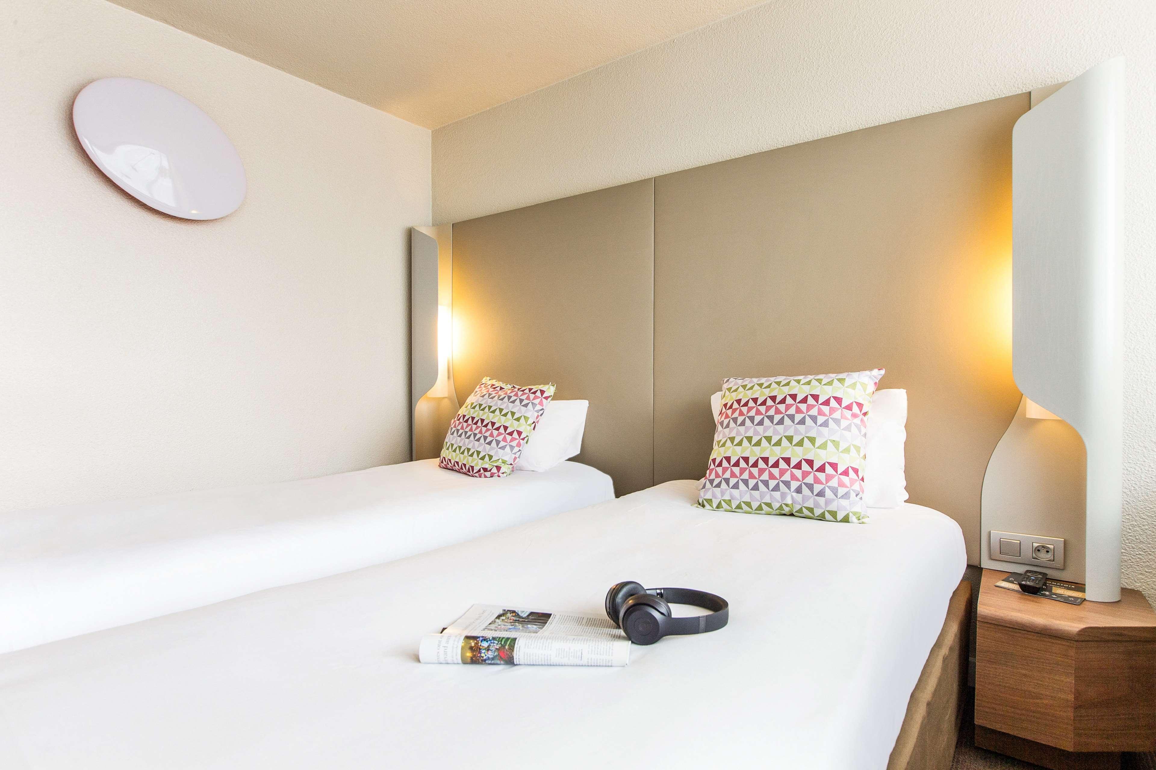 Hotel Campanile Lyon Est Aeroport Saint Exupery Zewnętrze zdjęcie