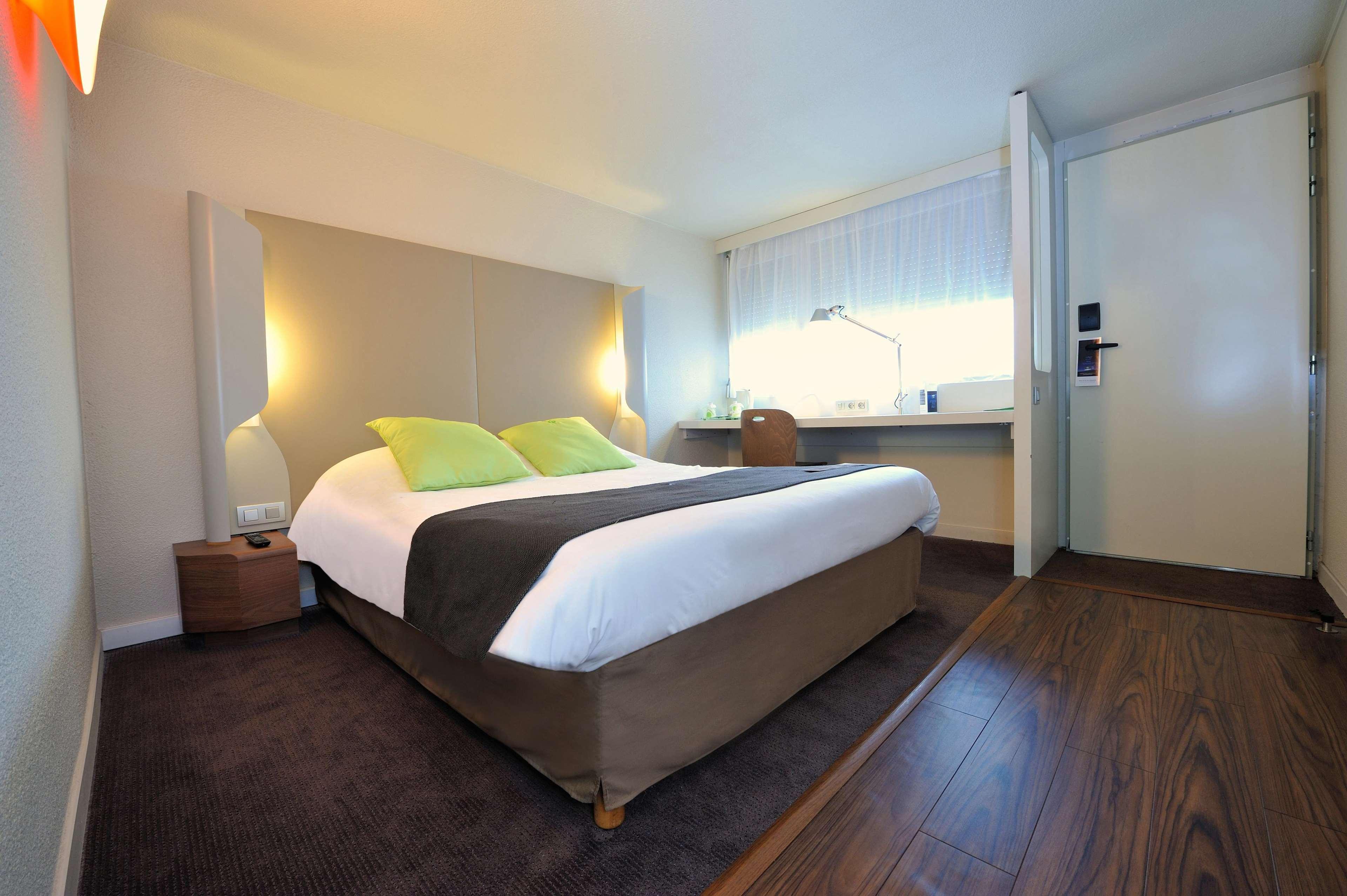 Hotel Campanile Lyon Est Aeroport Saint Exupery Zewnętrze zdjęcie