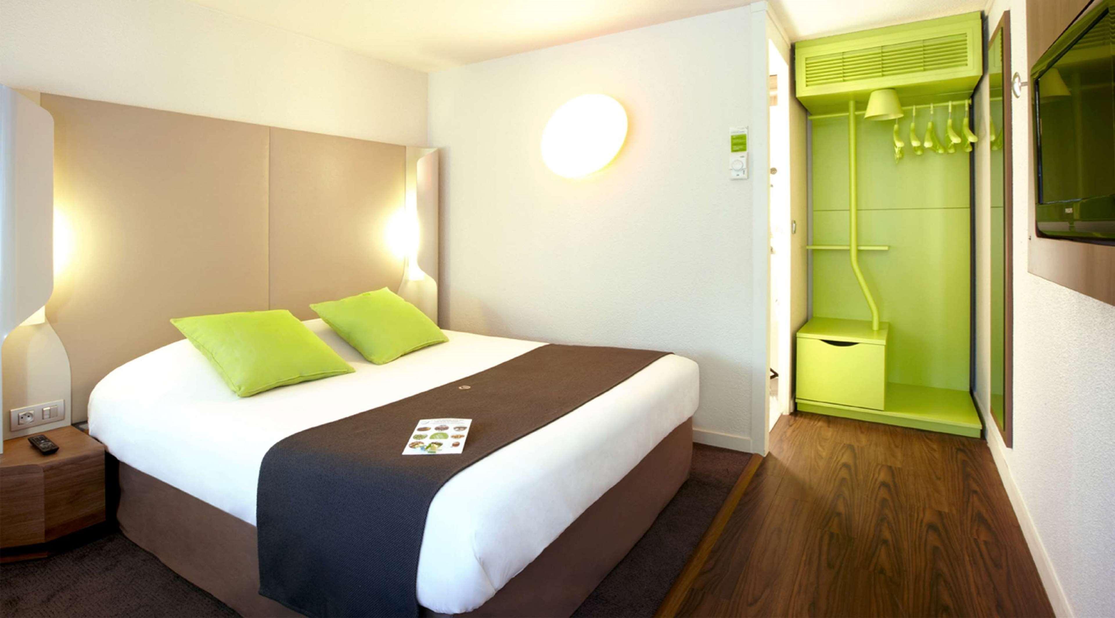 Hotel Campanile Lyon Est Aeroport Saint Exupery Zewnętrze zdjęcie