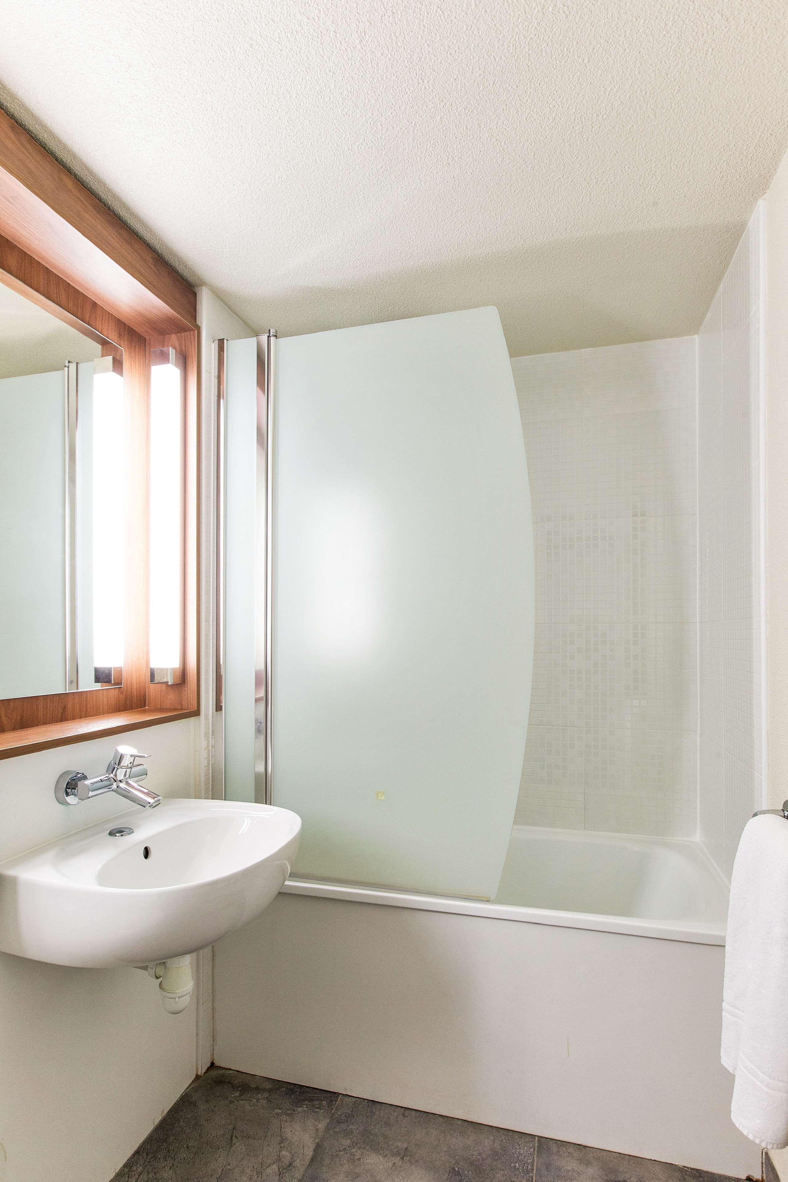 Hotel Campanile Lyon Est Aeroport Saint Exupery Zewnętrze zdjęcie