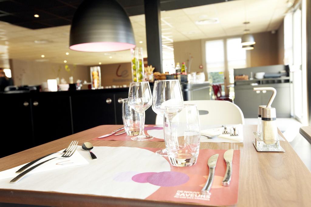 Hotel Campanile Lyon Est Aeroport Saint Exupery Zewnętrze zdjęcie
