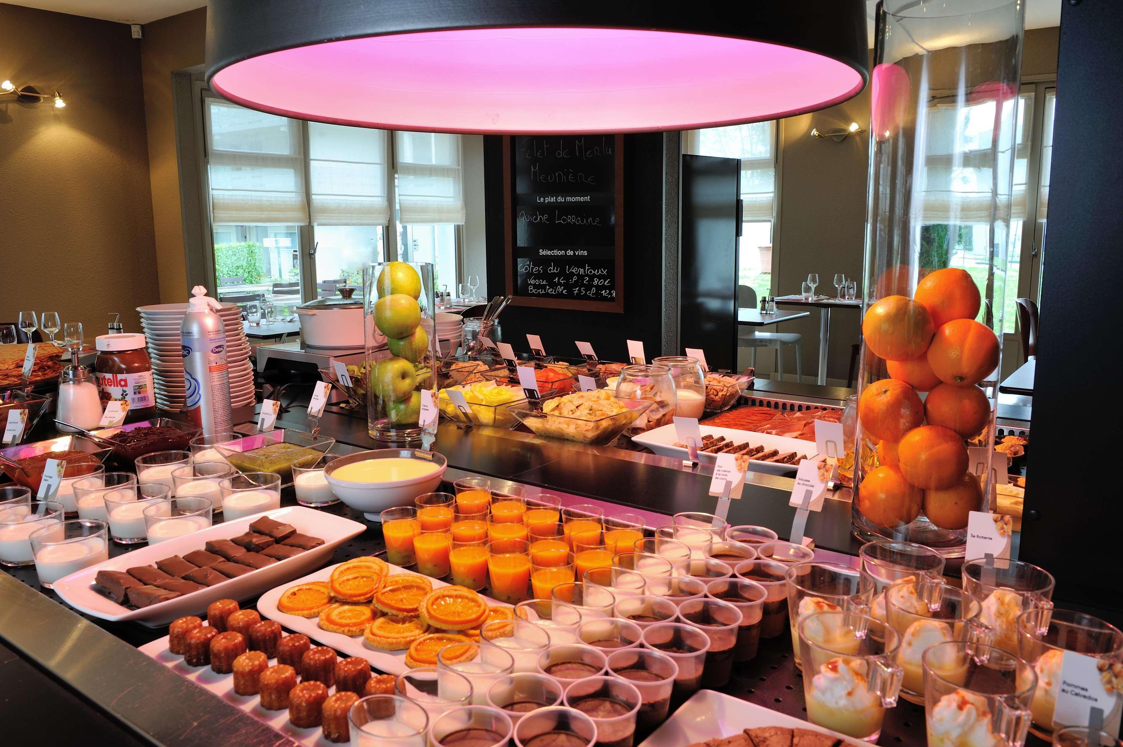 Hotel Campanile Lyon Est Aeroport Saint Exupery Zewnętrze zdjęcie