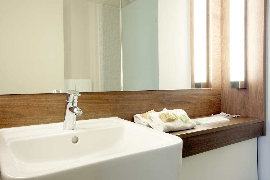 Hotel Campanile Lyon Est Aeroport Saint Exupery Zewnętrze zdjęcie