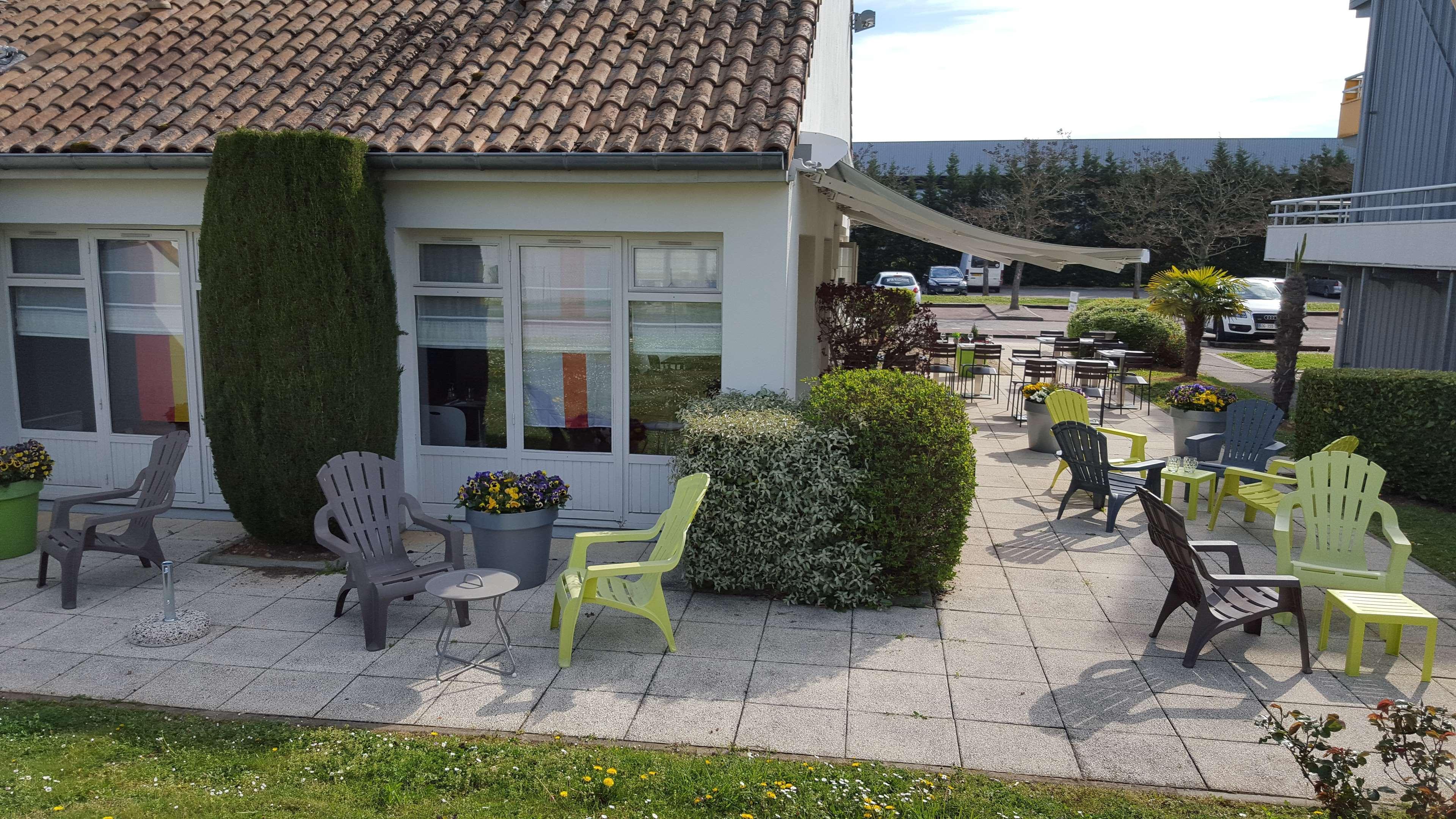 Hotel Campanile Lyon Est Aeroport Saint Exupery Zewnętrze zdjęcie